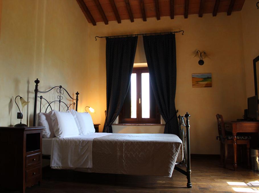 Camera da letto elegante con letto in ferro battuto e lampadario di cristallo.